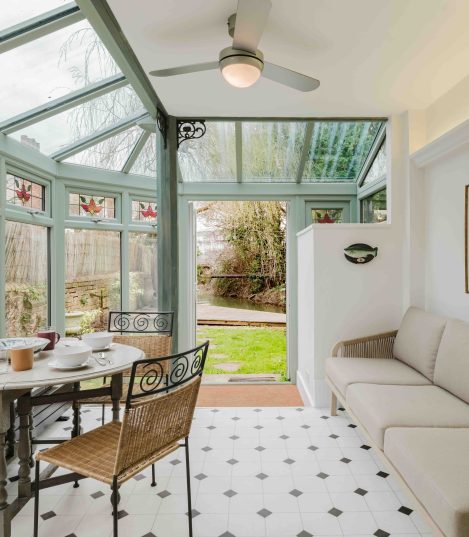Light-filled conservatory dining area in a Red Kite Hosts managed holiday let